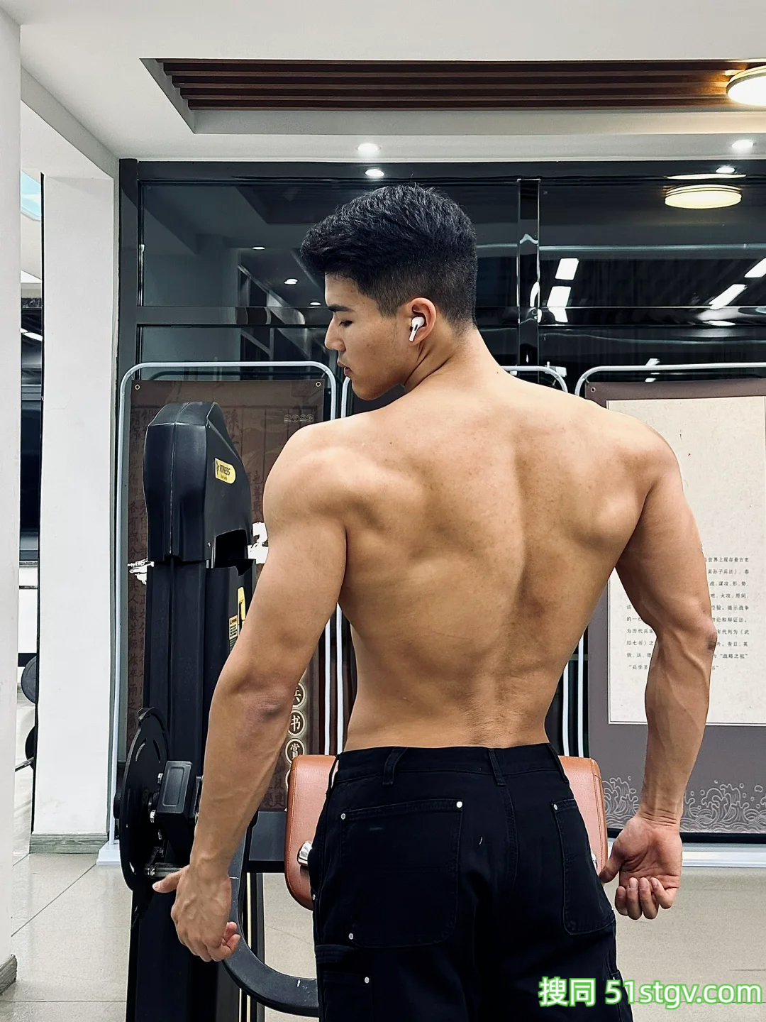 26岁法学硕士健身博主，饱满胸肌硬朗腹肌，这身肌肉在果冻海里镀上蜜糖更诱人 - 51虹马