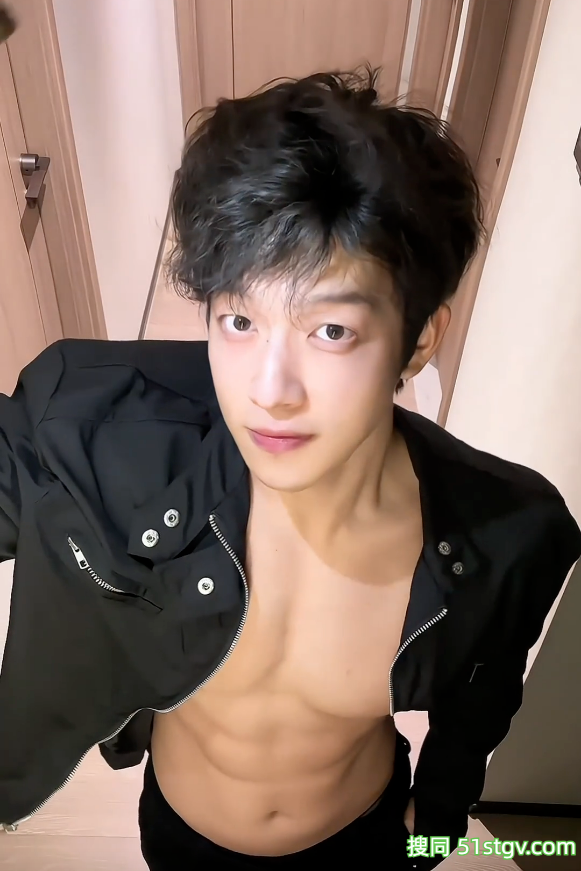 25岁南京肌肉系顶流NPC，冷白皮腹肌美背，这八块腹肌在灯光下动得人心痒痒 - 51虹马