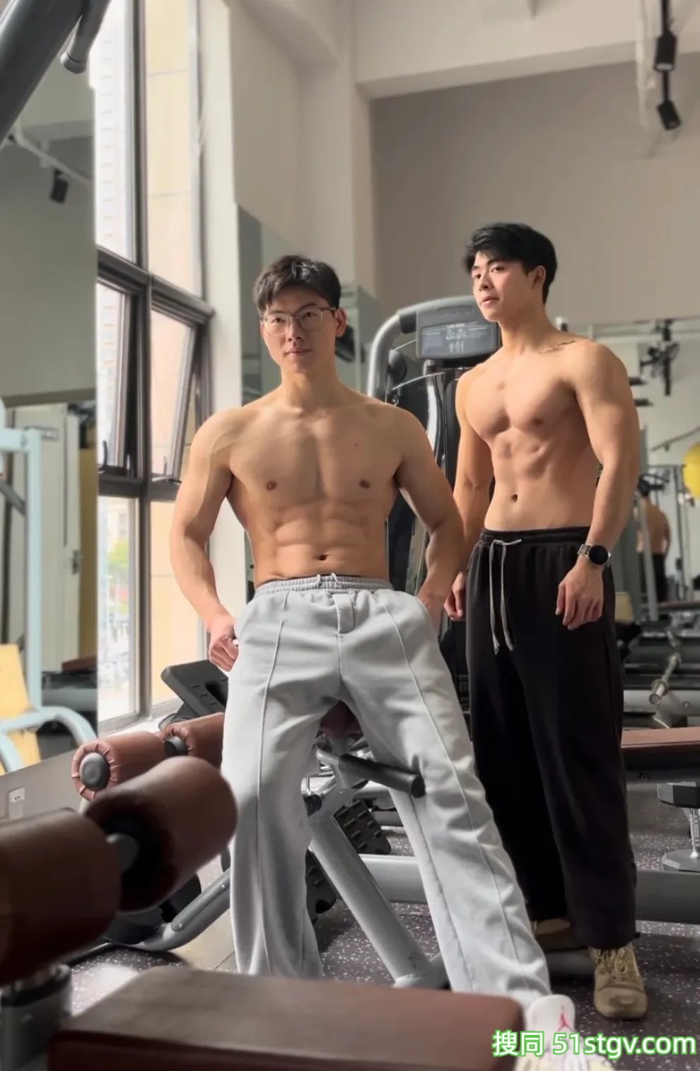 23岁浙江温州健身教练，性感胸肌腹肌鲨鱼线，这雕刻巧克力腹肌让全网女生疯狂舔屏‌ - 51虹马