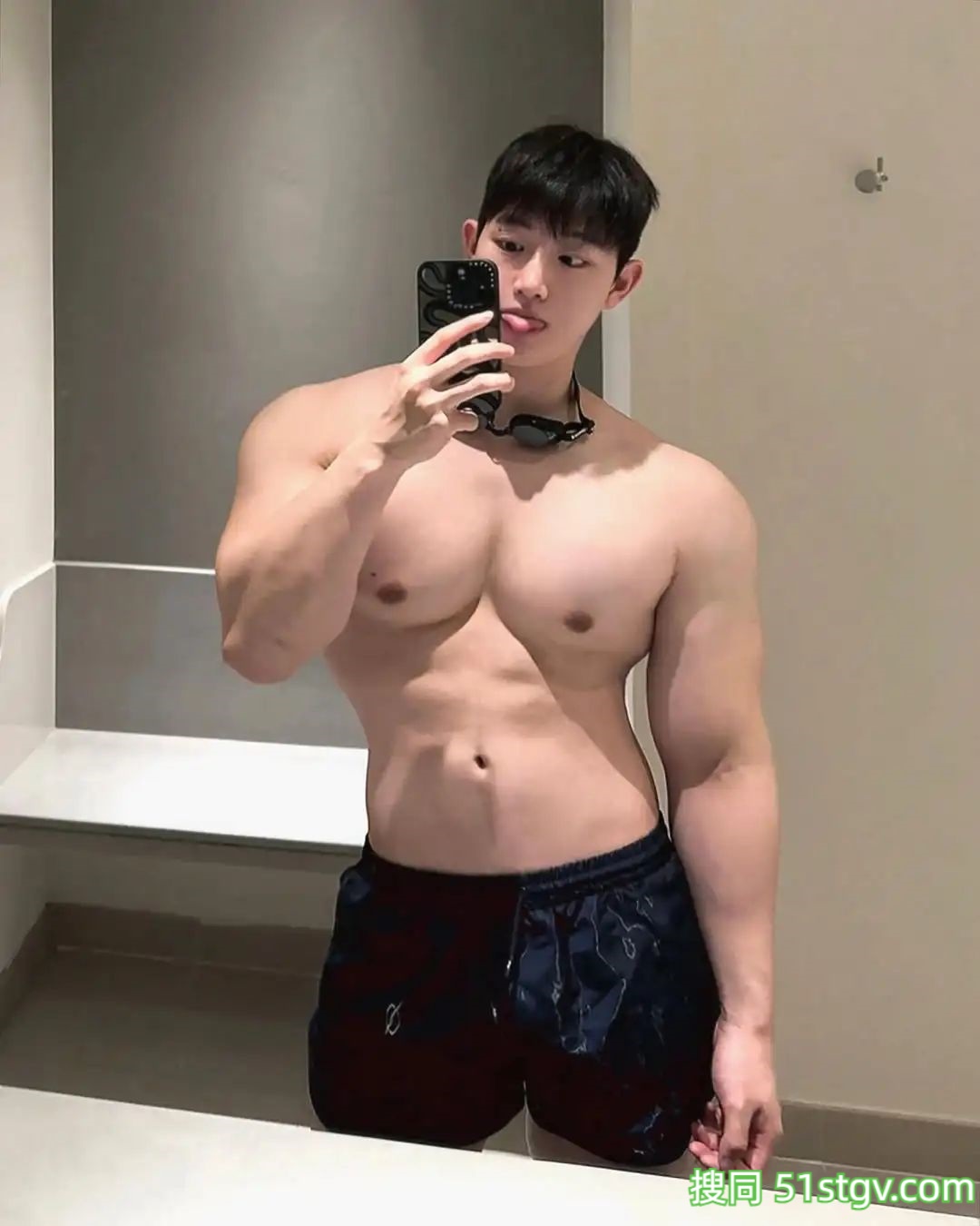 壮得有点圆润可爱的小哥哥-51虹马