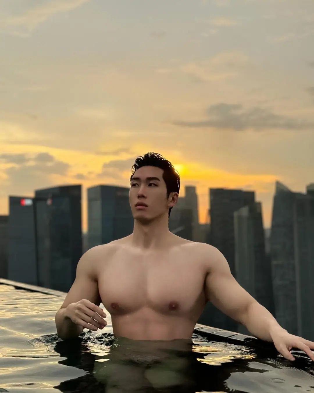 27岁巴黎海归男模,痞帅太平洋肩膀公狗腰,这大胸肌在温泉里泡着太撩人了 - 51虹马 27岁巴黎海归男模,痞帅太平洋肩膀公狗腰,这大胸肌在温泉里泡着太撩人了 - 51虹马