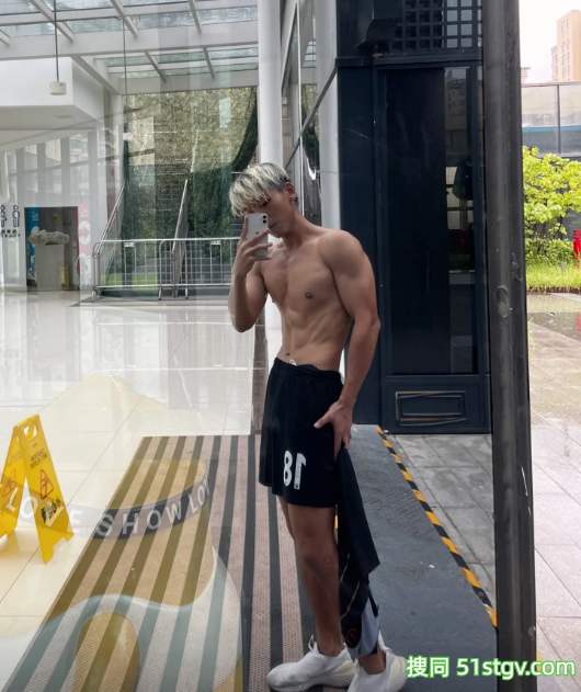 24岁四川绵阳体育生，黑皮雕刻腹肌人鱼线，这嘎嘣脆线条靠2000卡日练铸就 - 51虹马