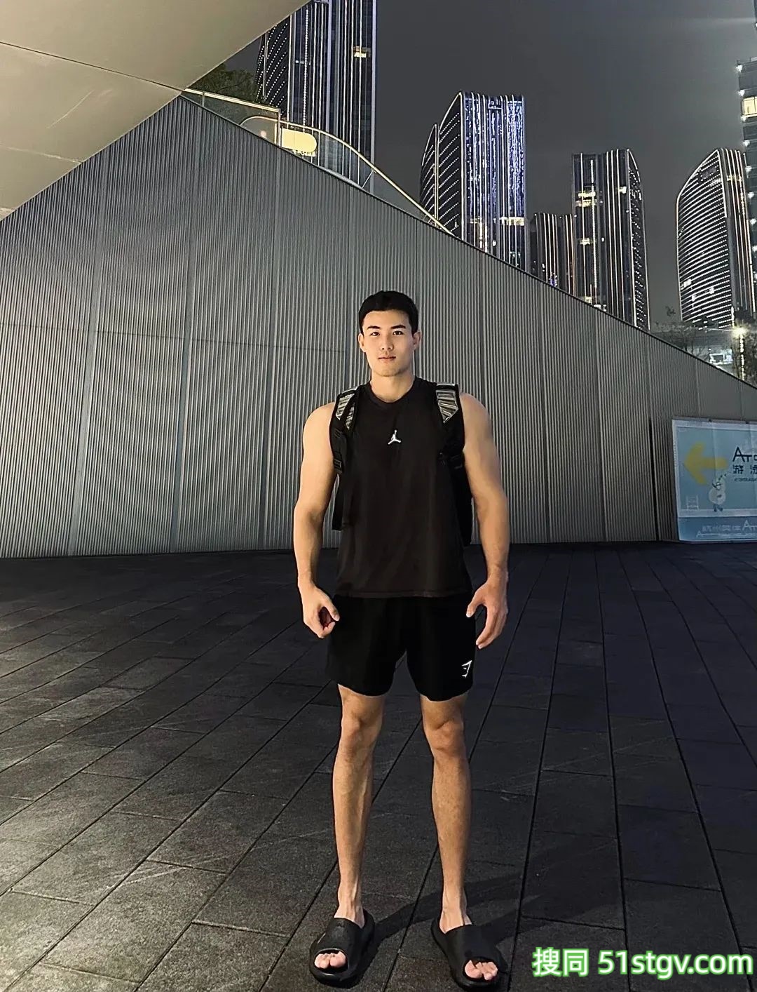 26岁法学硕士健身博主，饱满胸肌硬朗腹肌，这身肌肉在果冻海里镀上蜜糖更诱人 - 51虹马