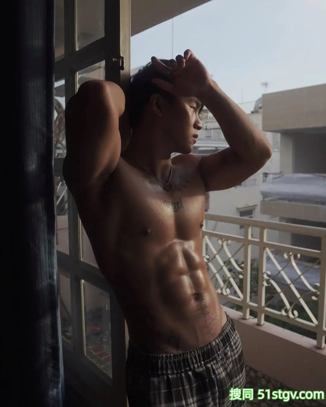 黑皮肌肉，健身教练 - 51虹马