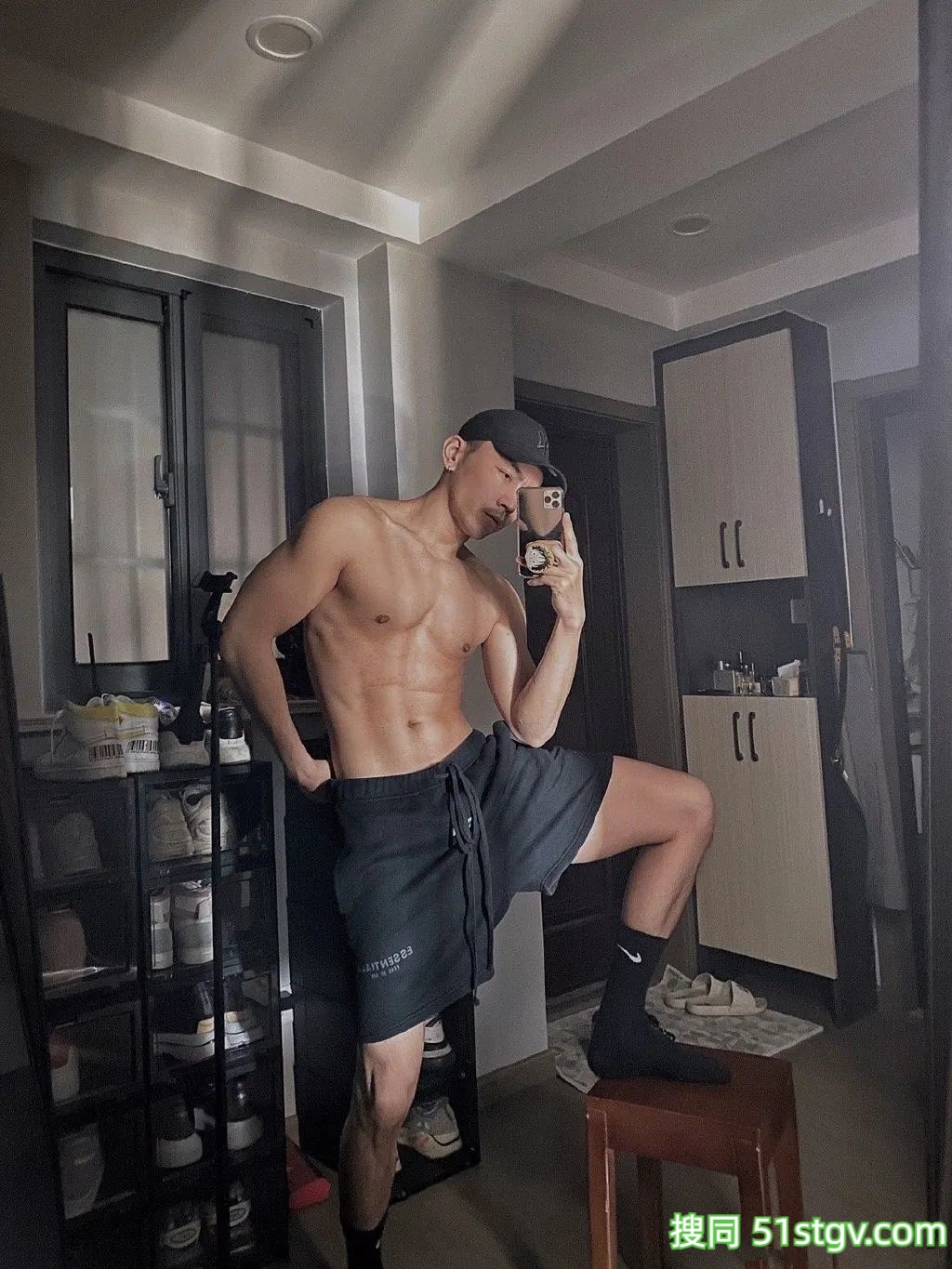 换衣间里穿灰裤子的小哥! - 51虹马 换衣间里穿灰裤子的小哥! - 51虹马