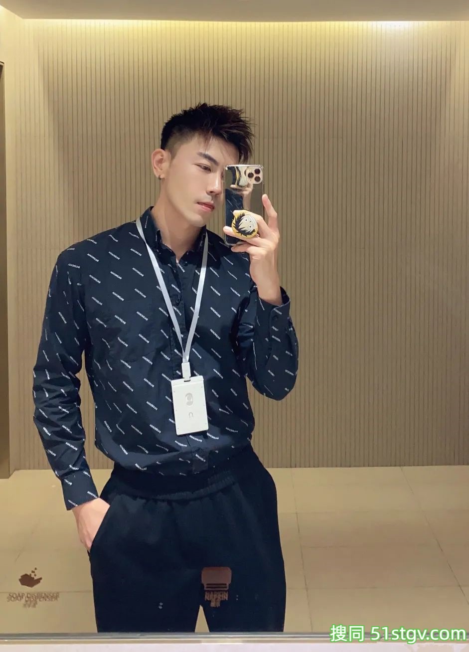 换衣间穿灰裤子的小哥自拍，喜欢这样的！ - 51虹马