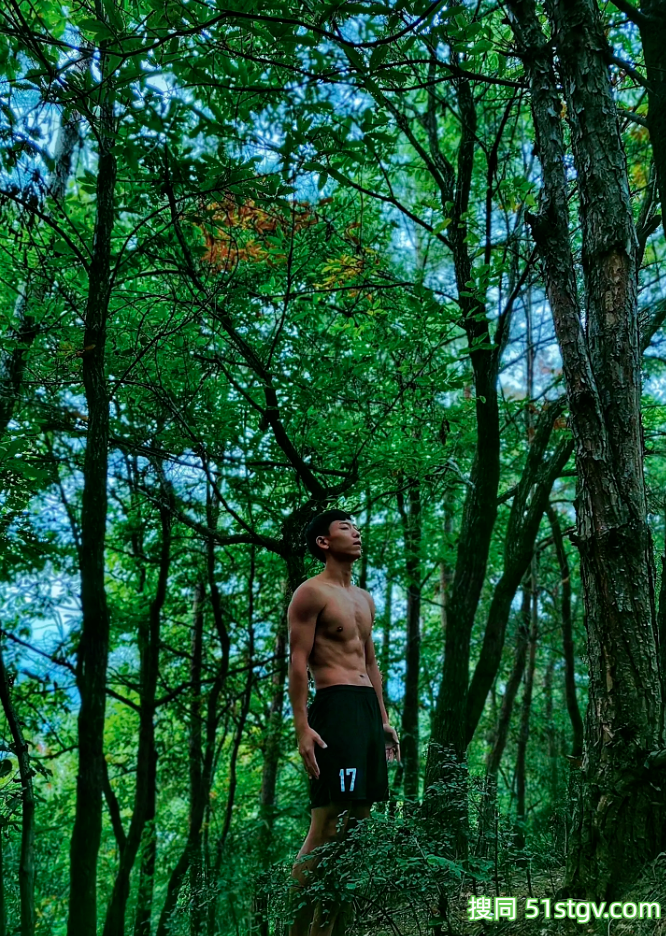 24岁四川绵阳体育生，黑皮雕刻腹肌人鱼线，这嘎嘣脆线条靠2000卡日练铸就 - 51虹马