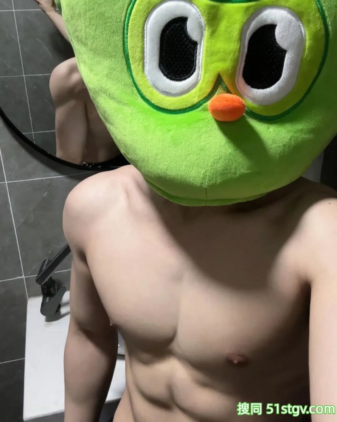 腹肌帅哥，cos猫头鹰公仔 - 51虹马
