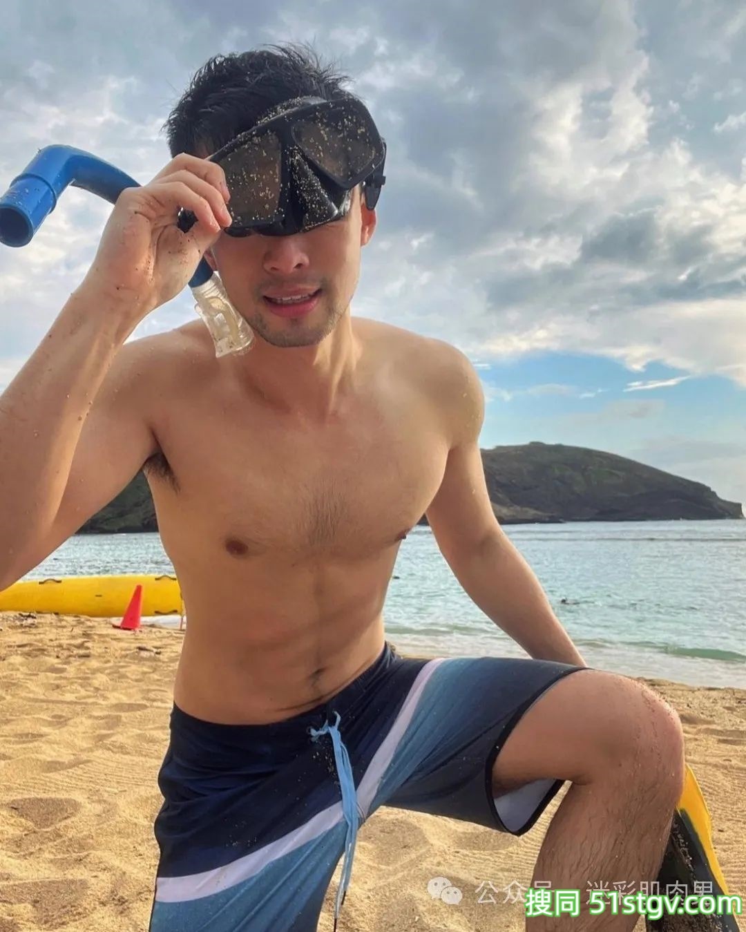 海边腹肌男盯着看不够呀！！ - 51虹马