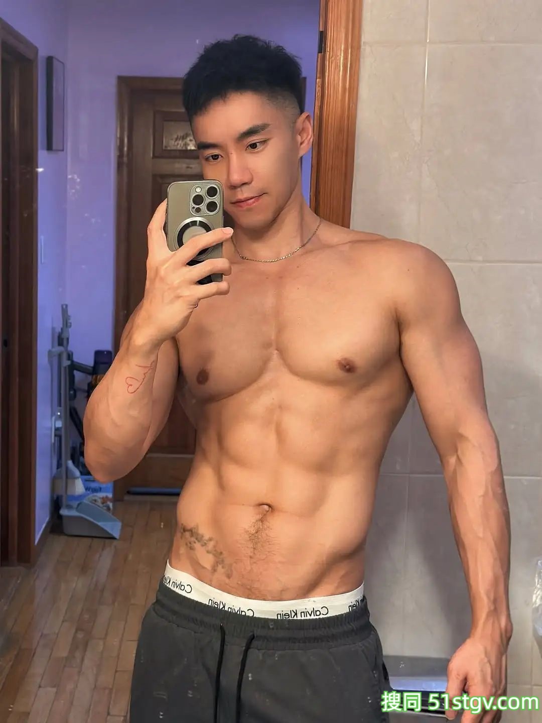 筋肉男，力量感爆棚 - 51虹马