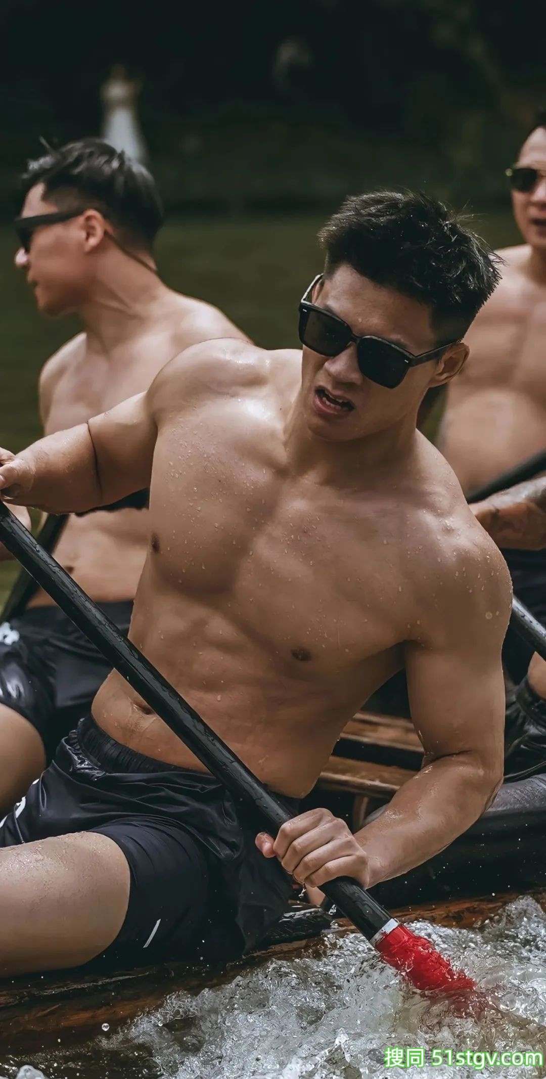 划龙舟的黑皮男耐力太强了！粗壮长腿湿透谁不心动！-51虹马