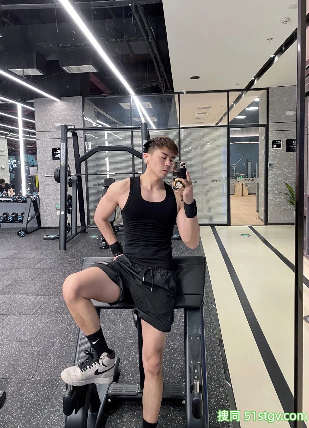 换衣间里穿灰裤子的小哥! - 51虹马 换衣间里穿灰裤子的小哥! - 51虹马