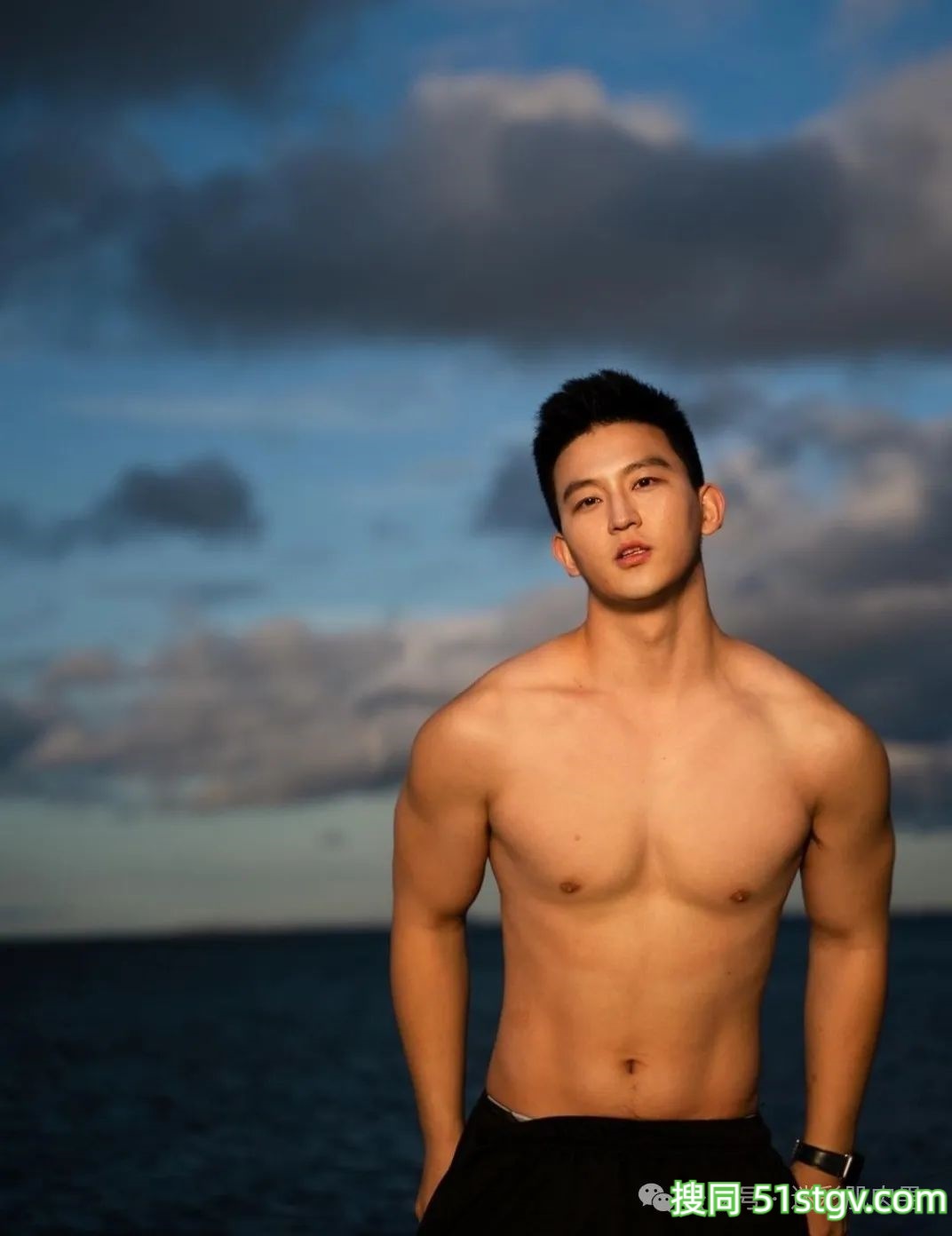 穿白短裤换衣间自拍的小哥长得真强大!太可了! - 51虹马 穿白短裤换衣间自拍的小哥长得真强大!太可了! - 51虹马