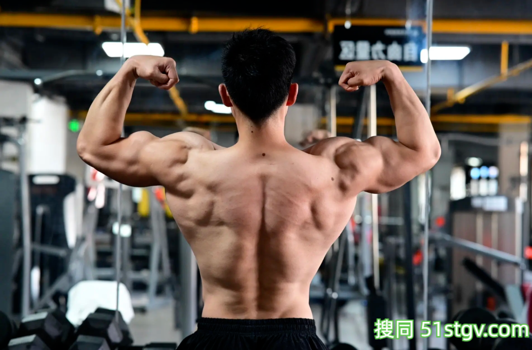 29岁成都健身教练，狂暴肩公狗腰，这筋肉钢炮绝了，想跟他练 - 51虹马