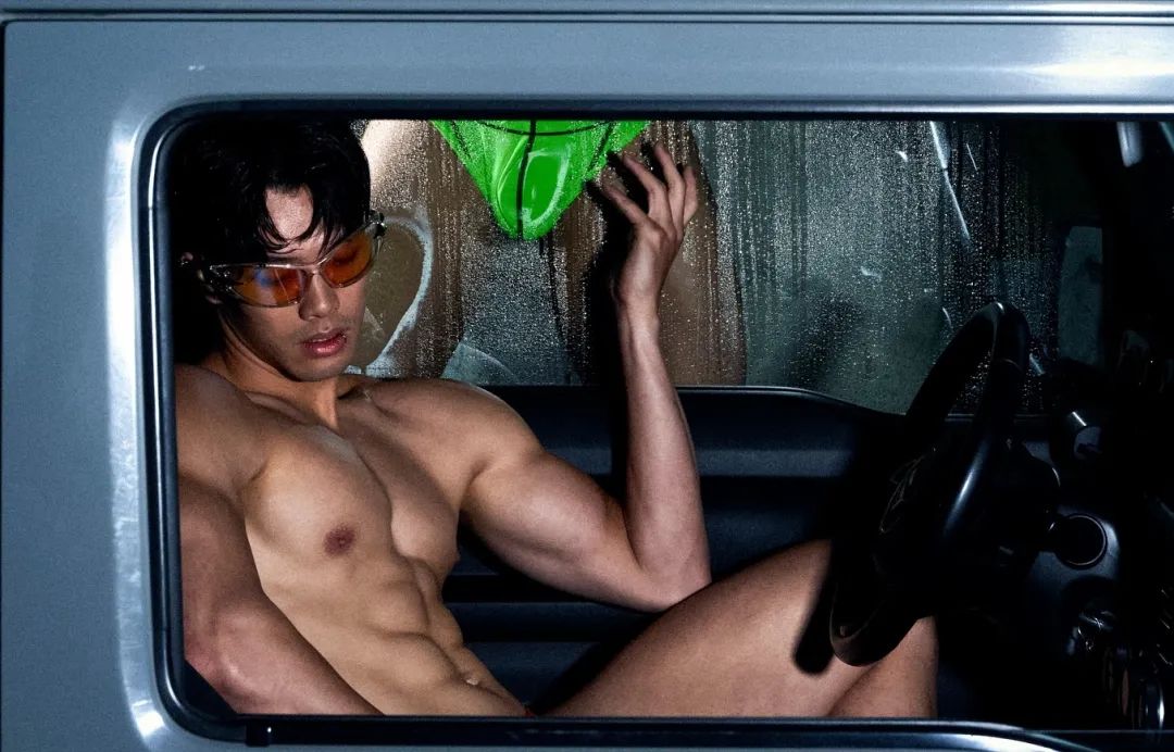 22岁台湾健身模特，炸裂南瓜肩拉丝胸大肌，这肉体谁扛得住？ - 51虹马