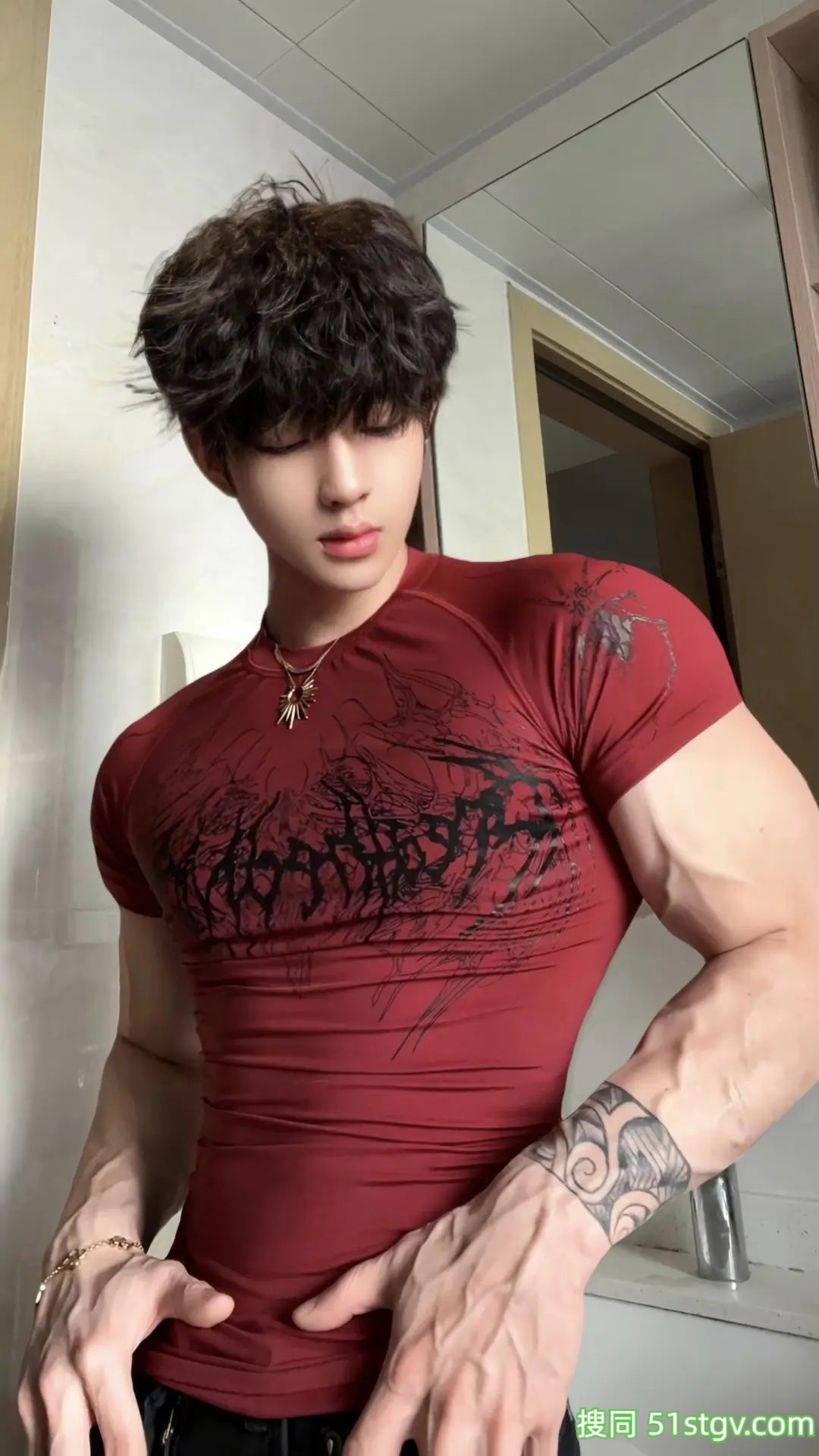 小奶狗的脸，大狼狗的身材，宽肩窄腰 - 51虹马