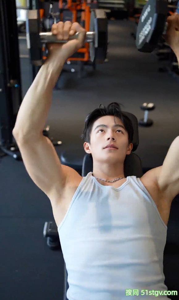 32岁山东鲜嫩帅哥，性感腹肌子弹肌，宽肩窄腰嘎嘎猛，又纯又欲惹人爱 - 51虹马