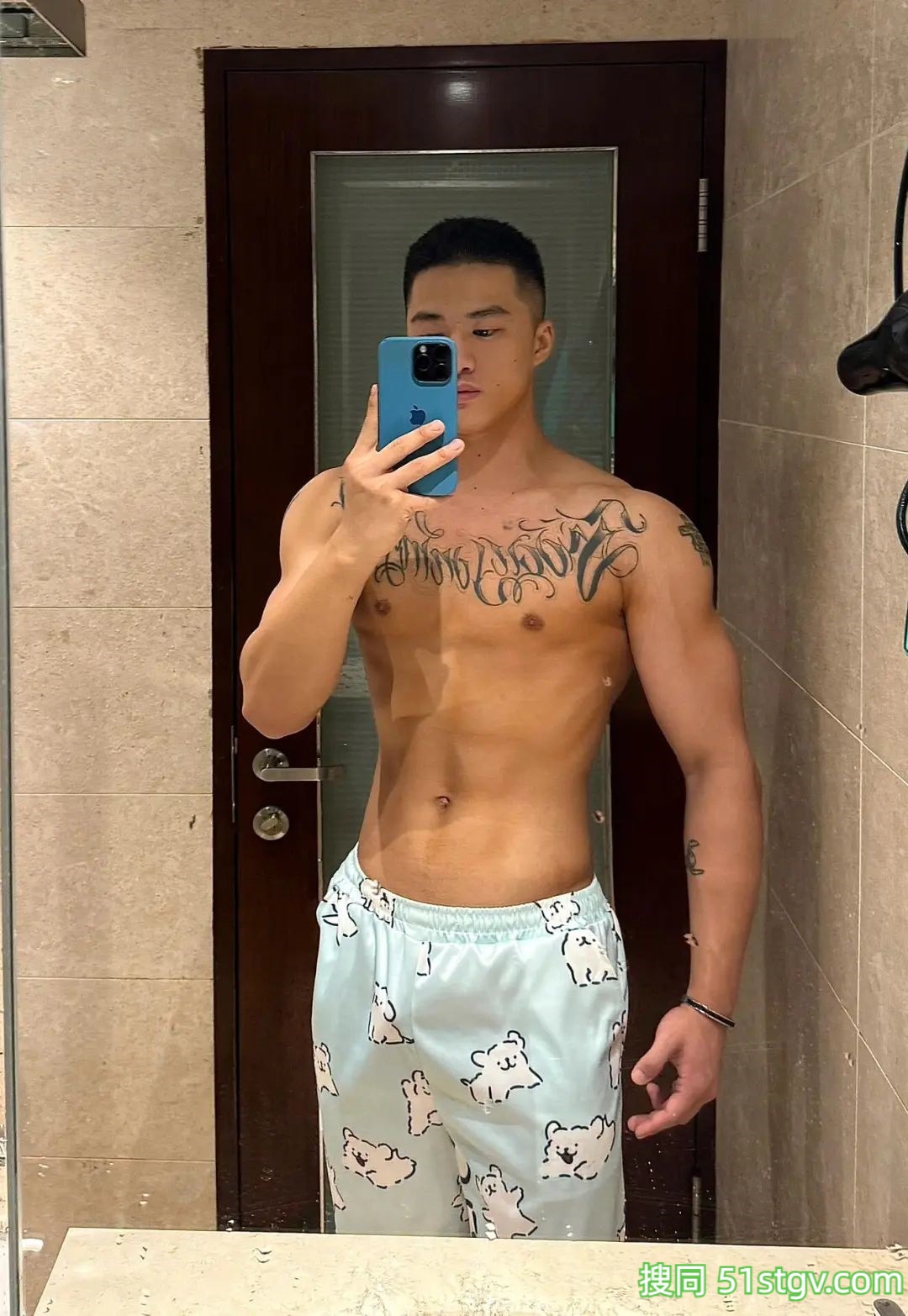 黑皮粗壮的体育生 - 51虹马