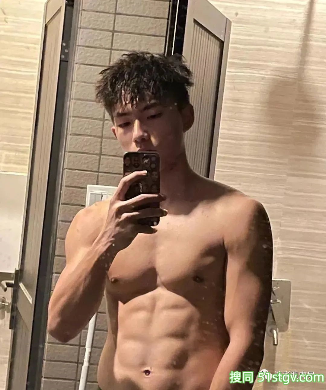 体育生上课展示自己腹肌满满荷尔蒙 - 51虹马 体育生上课展示自己腹肌满满荷尔蒙 - 51虹马