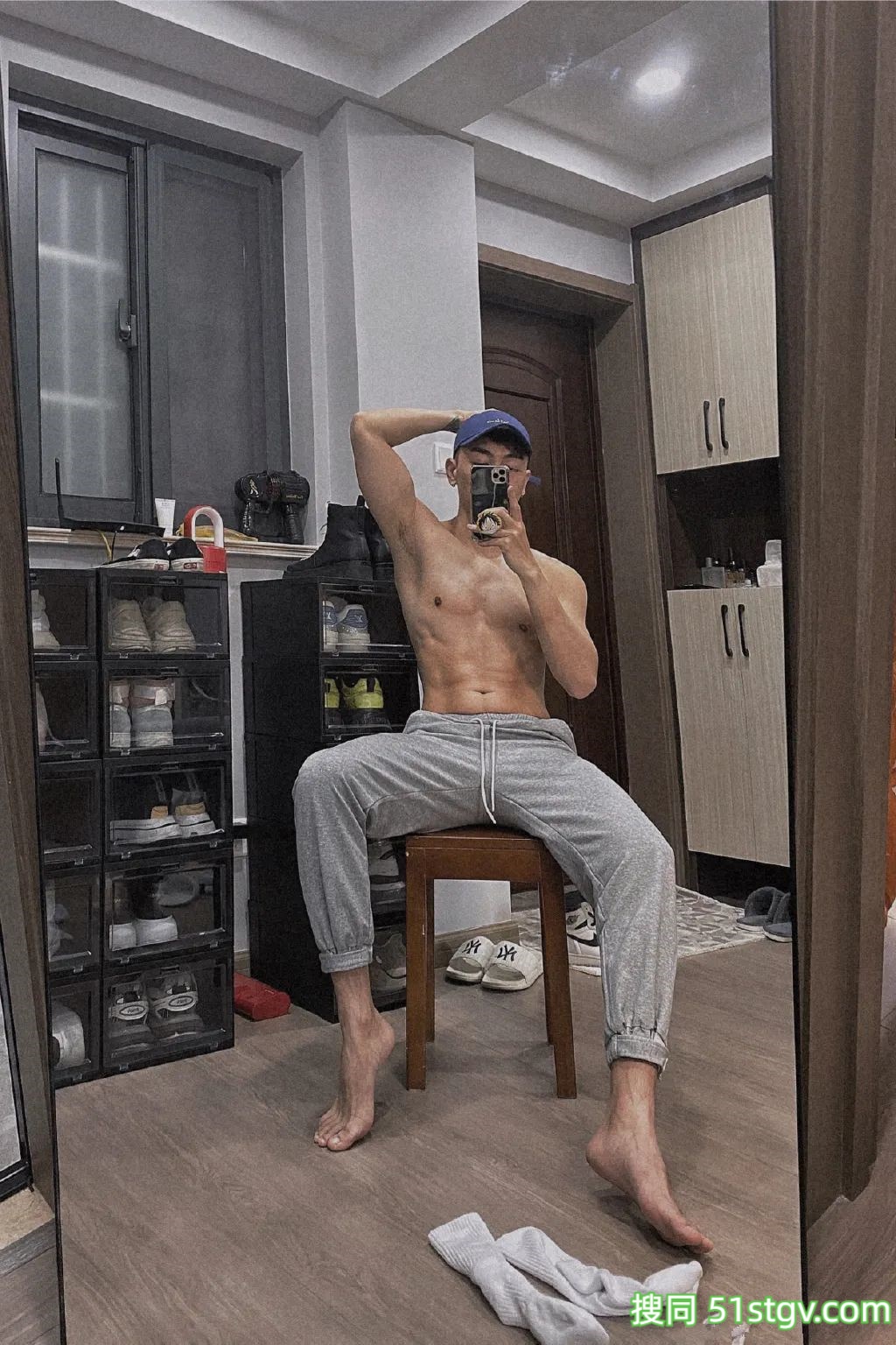 换衣间穿灰裤子的小哥自拍，喜欢这样的！ - 51虹马