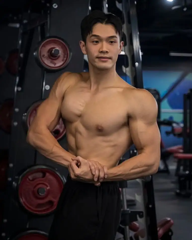 22岁台湾健身模特，炸裂南瓜肩拉丝胸大肌，这肉体谁扛得住？ - 51虹马