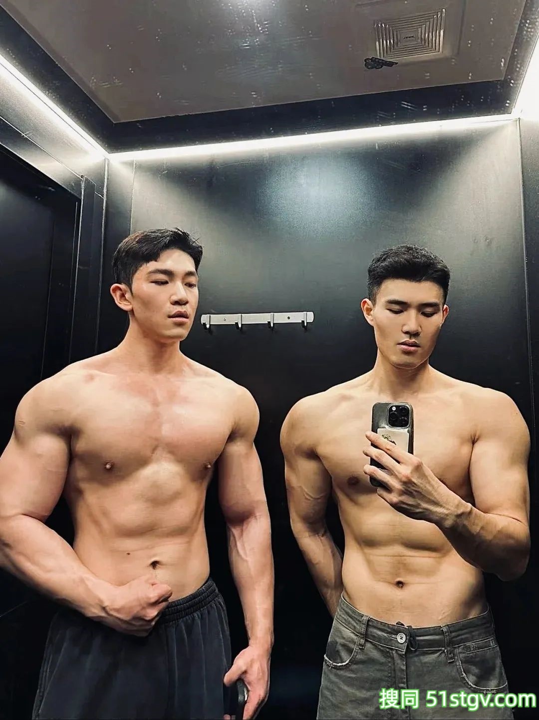 26岁法学硕士健身博主，饱满胸肌硬朗腹肌，这身肌肉在果冻海里镀上蜜糖更诱人 - 51虹马