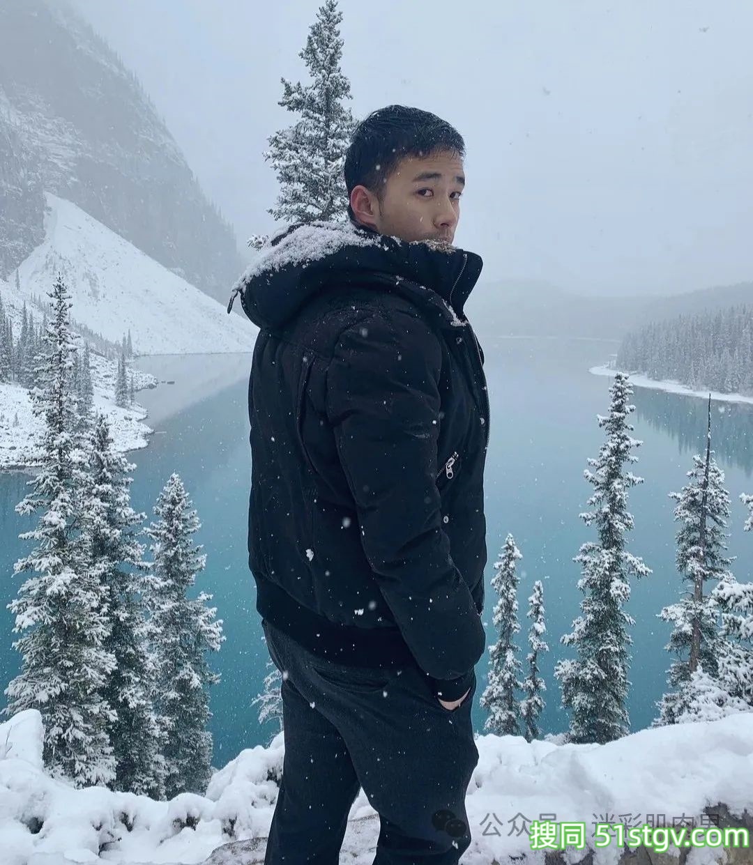 海边腹肌男盯着看不够呀！！ - 51虹马