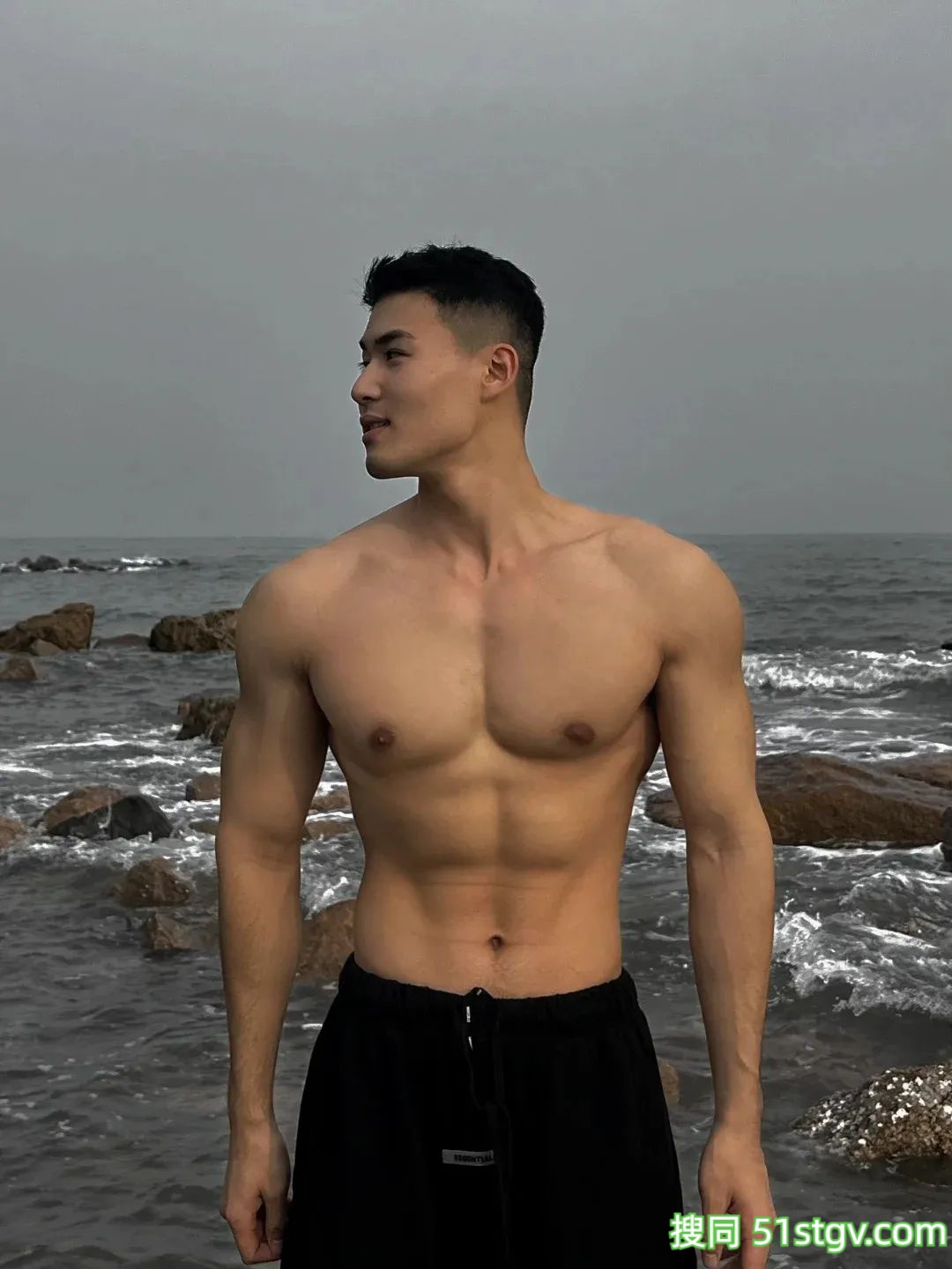 26岁法学硕士健身博主，饱满胸肌硬朗腹肌，这身肌肉在果冻海里镀上蜜糖更诱人 - 51虹马