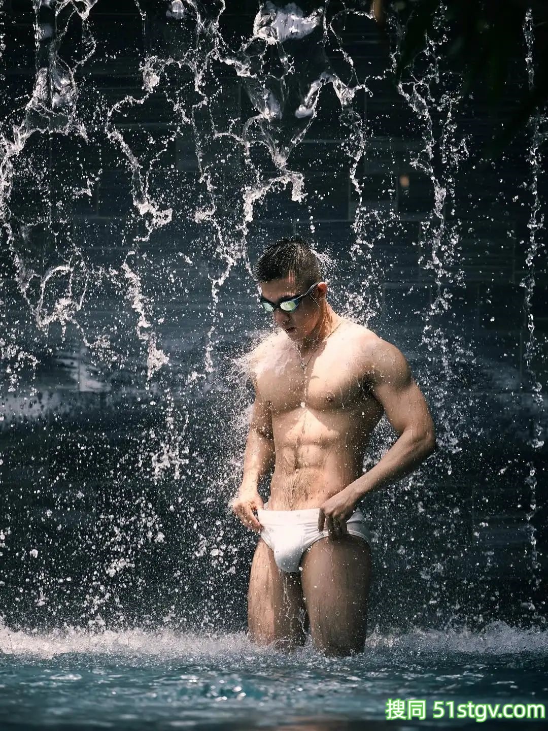 谁家老公，腹肌身材这么帅 - 51虹马