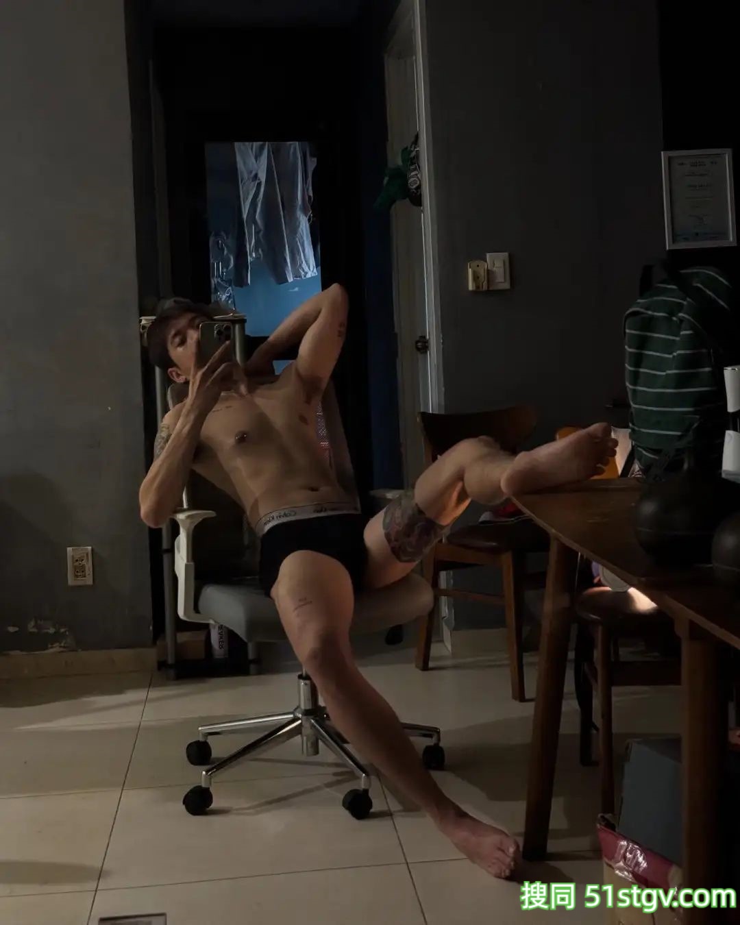 大长腿薄肌男，在家放飞自我 - 51虹马