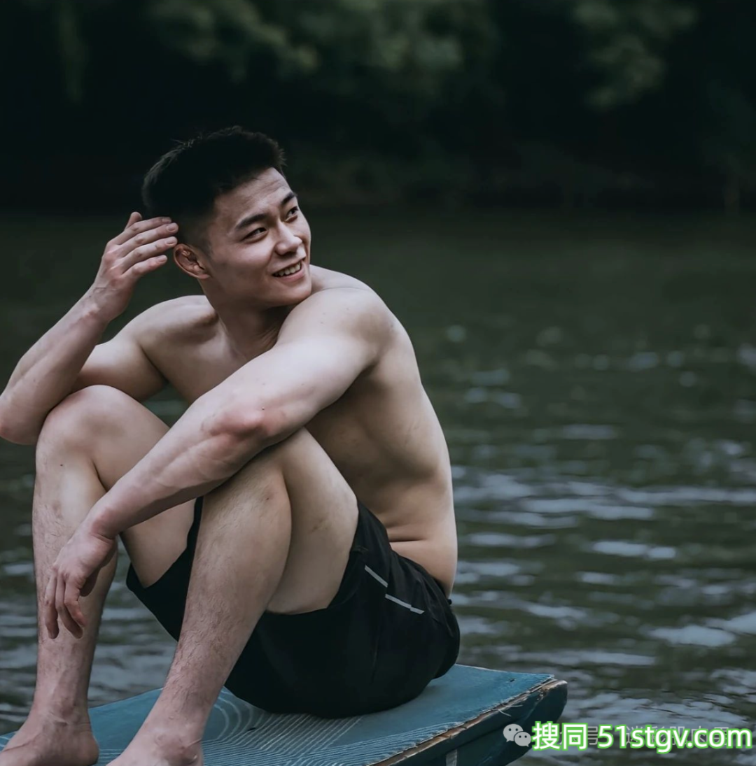 划龙舟的黑皮男耐力太强了!粗壮长腿湿透谁不心动! - 51虹马 划龙舟的黑皮男耐力太强了!粗壮长腿湿透谁不心动! - 51虹马