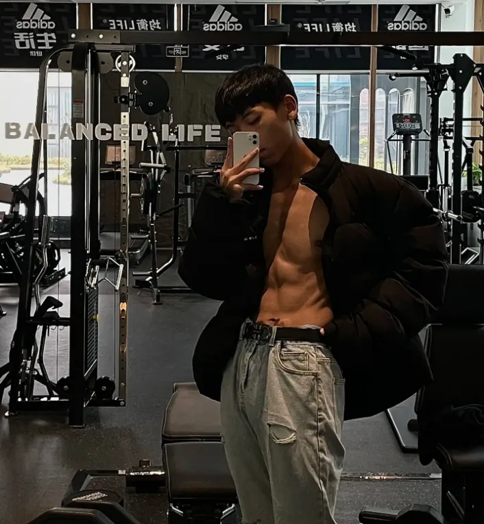 24岁四川绵阳体育生，黑皮雕刻腹肌人鱼线，这嘎嘣脆线条靠2000卡日练铸就 - 51虹马