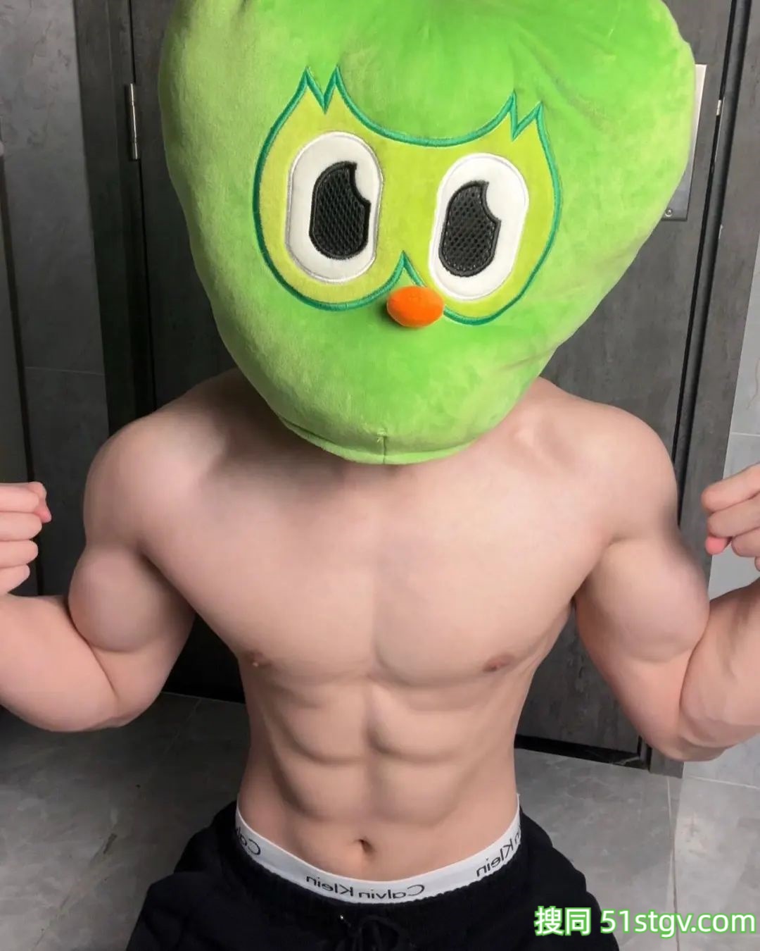 腹肌帅哥，cos猫头鹰公仔 - 51虹马