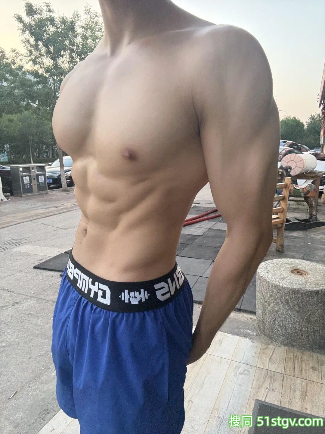 越练越大，好看的腹肌身材 - 51虹马