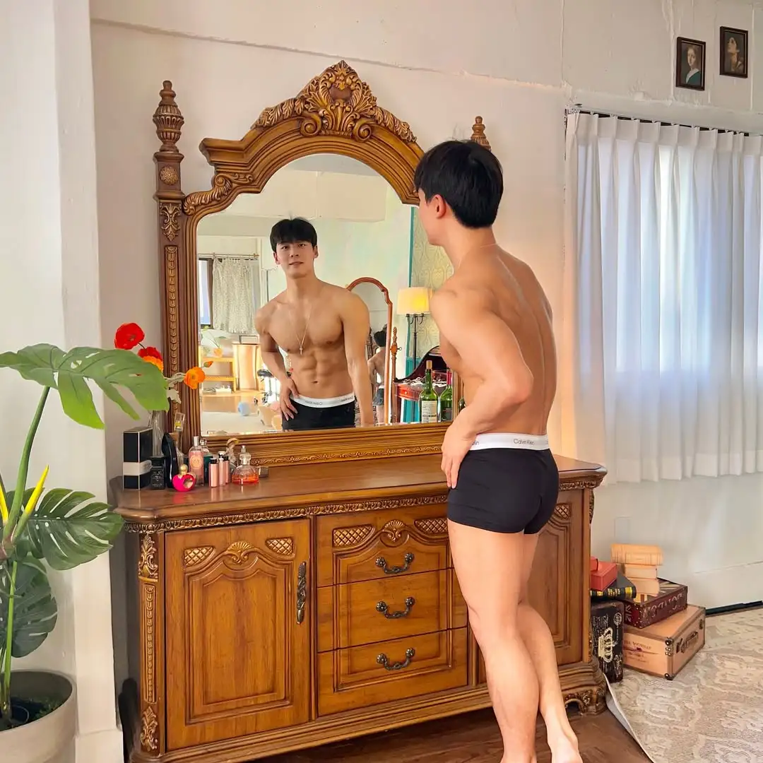 不是很帅，但身材很好的小哥哥 - 51虹马