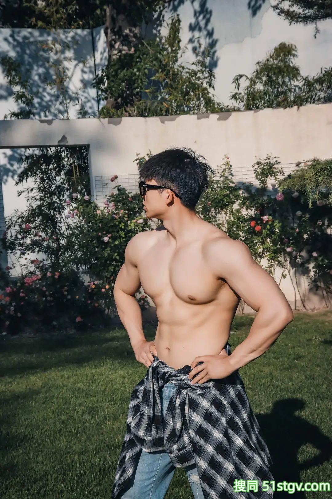 直男体育生，倒三角身材，力量感爆棚 - 51虹马