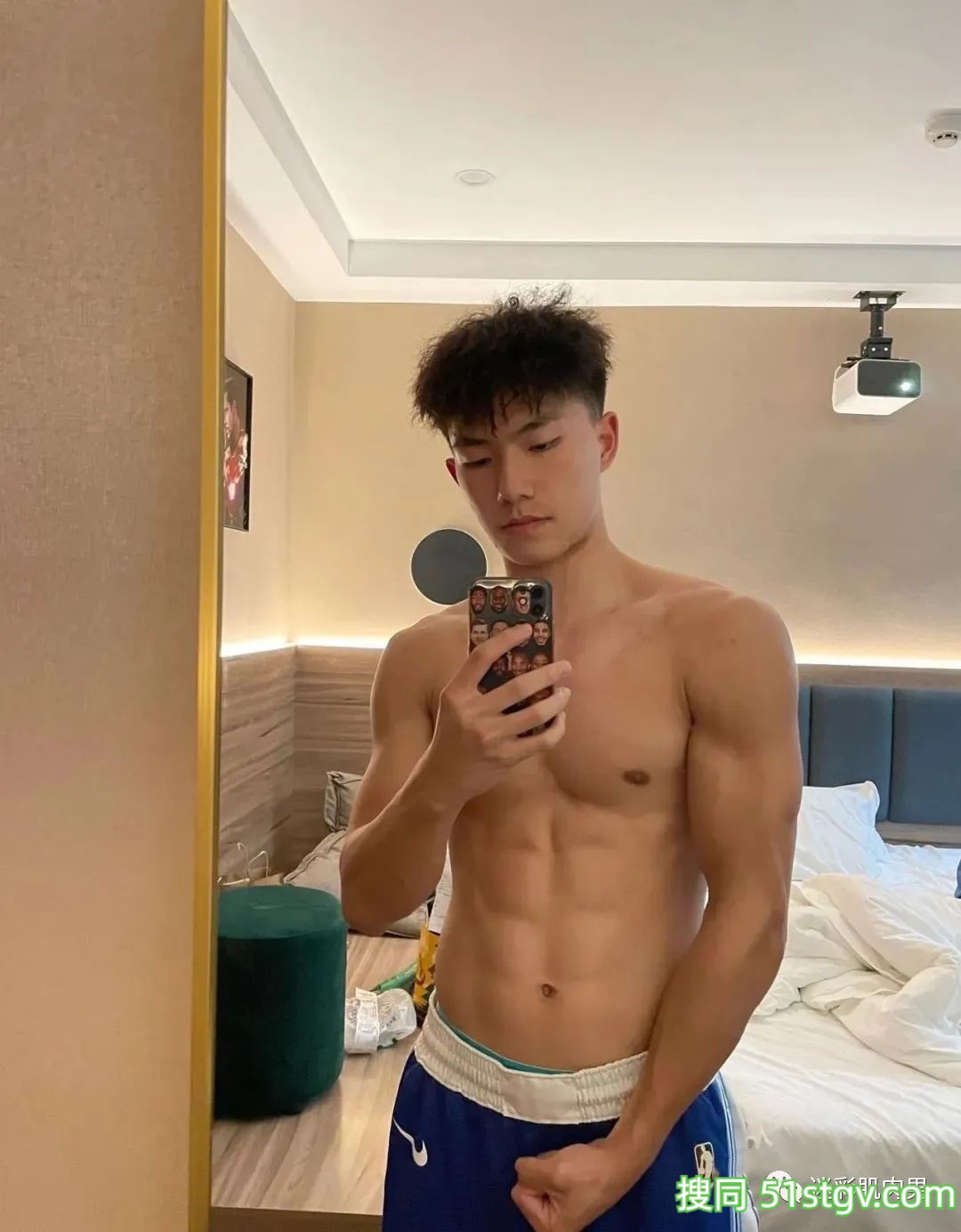 体育生上课展示自己腹肌满满荷尔蒙 - 51虹马 体育生上课展示自己腹肌满满荷尔蒙 - 51虹马