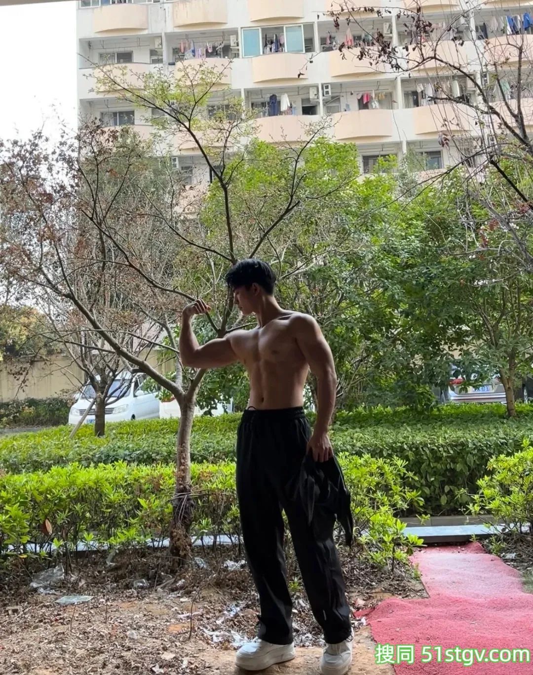 23岁浙江温州健身教练，性感胸肌腹肌鲨鱼线，这雕刻巧克力腹肌让全网女生疯狂舔屏‌ - 51虹马