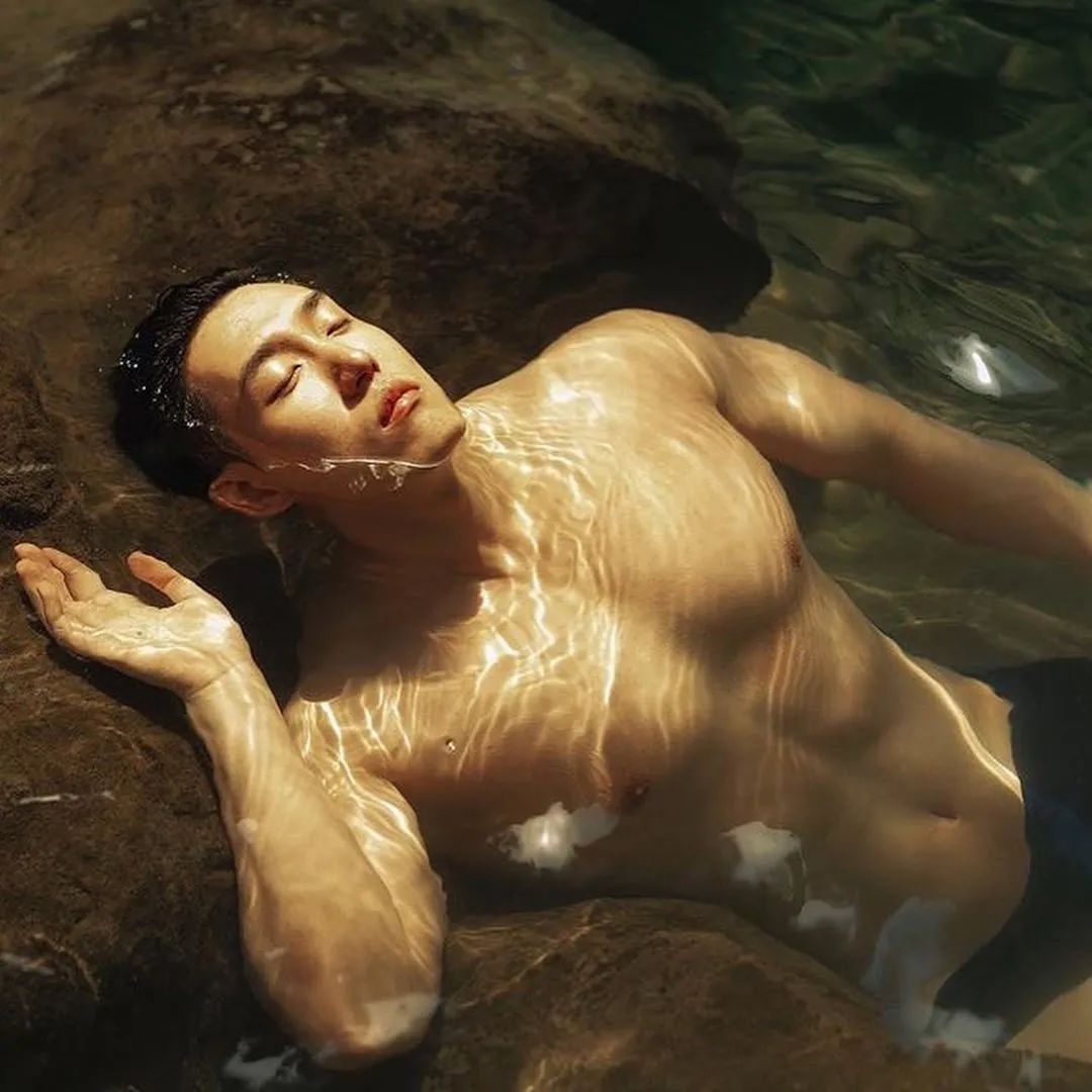 27岁巴黎海归男模,痞帅太平洋肩膀公狗腰,这大胸肌在温泉里泡着太撩人了 - 51虹马 27岁巴黎海归男模,痞帅太平洋肩膀公狗腰,这大胸肌在温泉里泡着太撩人了 - 51虹马