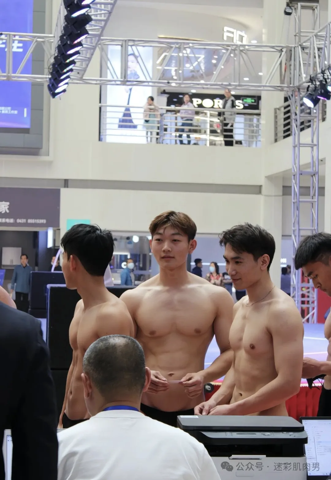 吉林大学成群的运动男穿这么少?大长腿太可了! - 51虹马 吉林大学成群的运动男穿这么少?大长腿太可了! - 51虹马