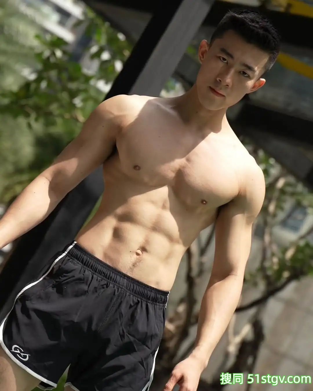 谁家老公，腹肌身材这么帅 - 51虹马