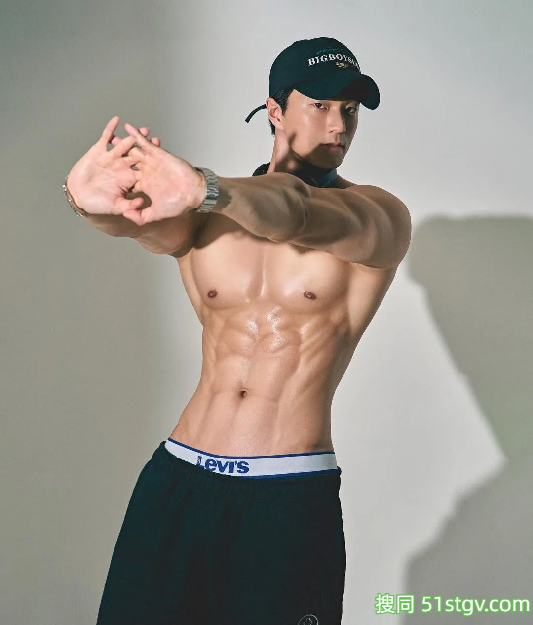 运动型男模，健壮结实 - 51虹马