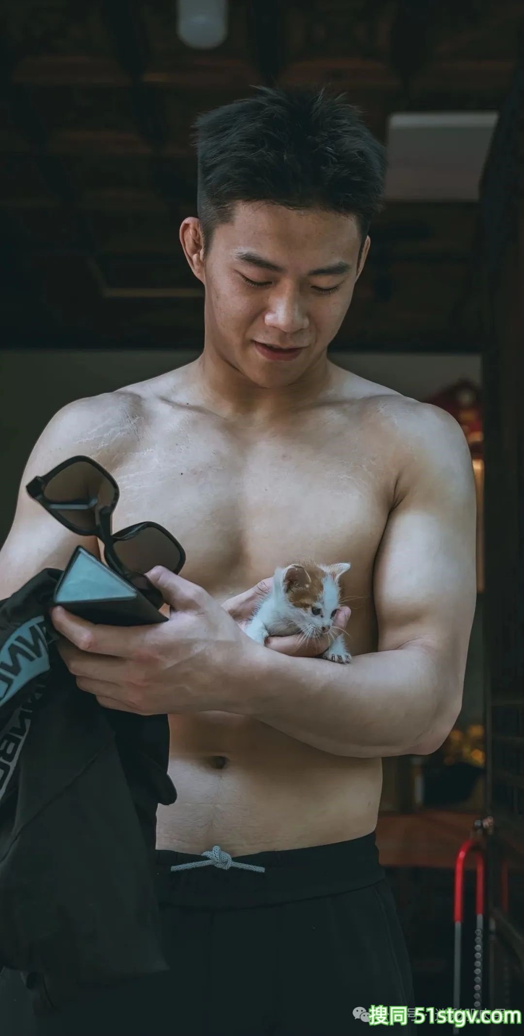 划龙舟的黑皮男耐力太强了!粗壮长腿湿透谁不心动! - 51虹马 划龙舟的黑皮男耐力太强了!粗壮长腿湿透谁不心动! - 51虹马