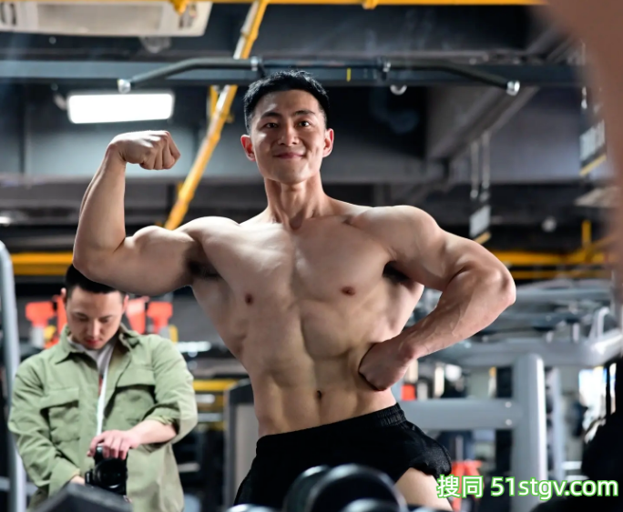 29岁成都健身教练，狂暴肩公狗腰，这筋肉钢炮绝了，想跟他练 - 51虹马