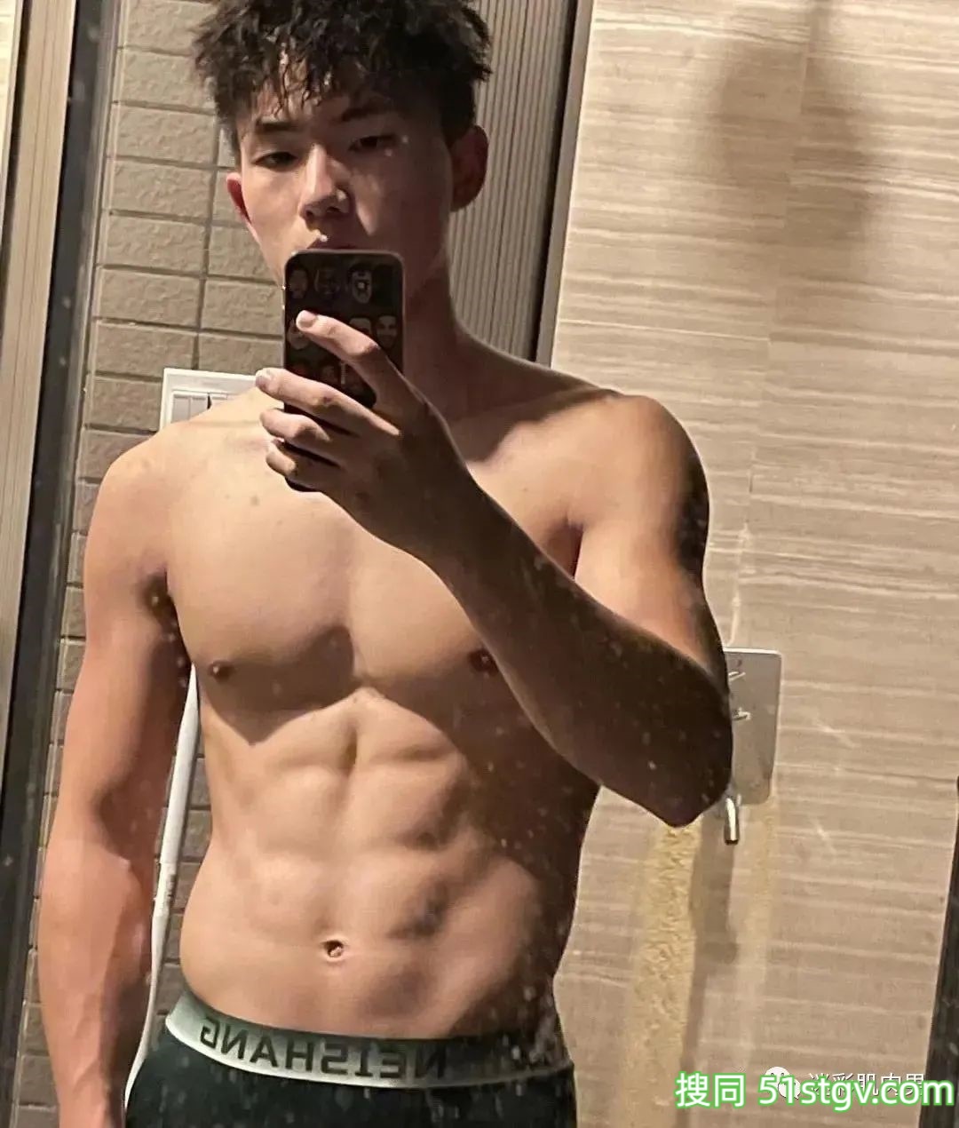 体育生上课展示自己腹肌满满荷尔蒙 - 51虹马 体育生上课展示自己腹肌满满荷尔蒙 - 51虹马