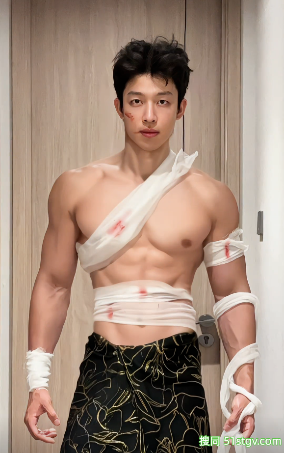 25岁南京肌肉系顶流NPC，冷白皮腹肌美背，这八块腹肌在灯光下动得人心痒痒 - 51虹马