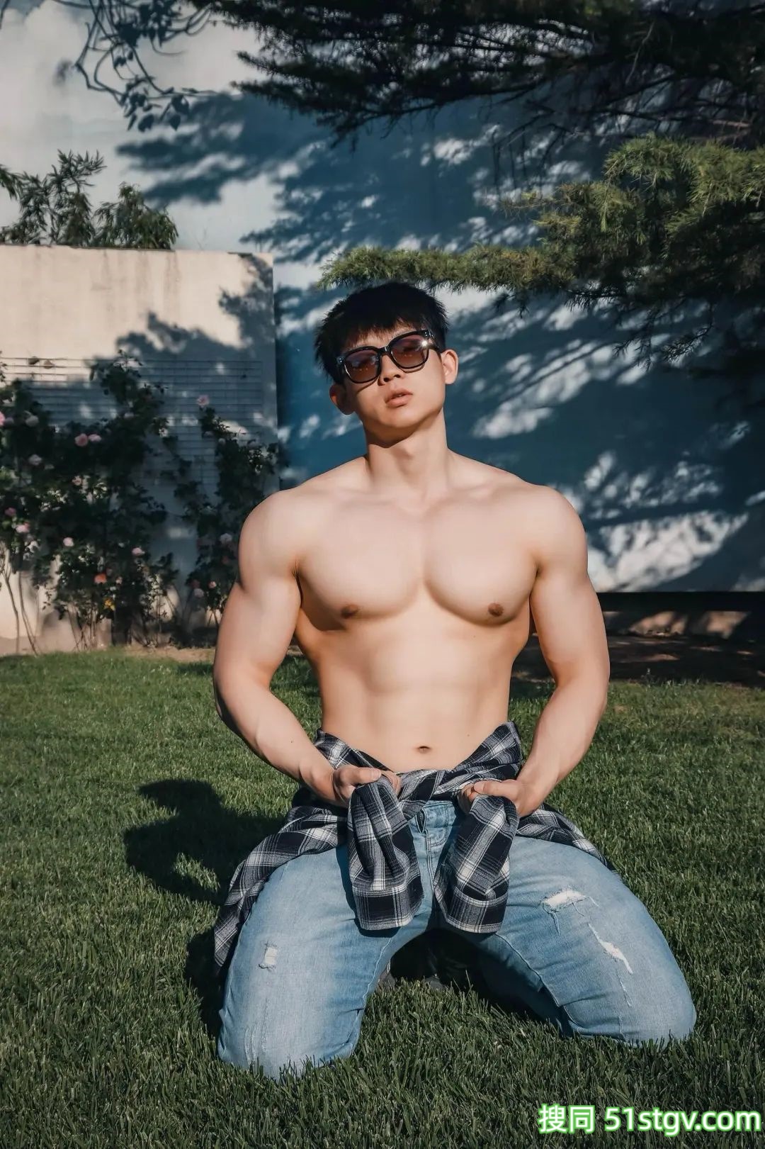 直男体育生，倒三角身材，力量感爆棚 - 51虹马