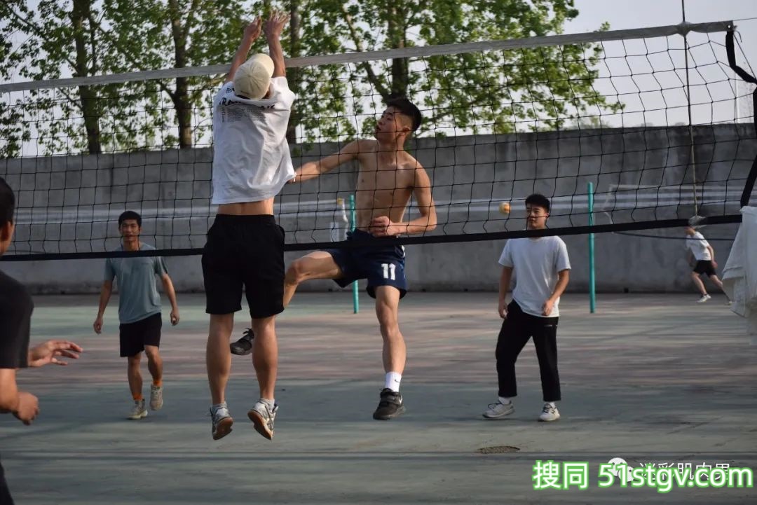 操场上打球扒衣服的体育生! - 51虹马 操场上打球扒衣服的体育生! - 51虹马