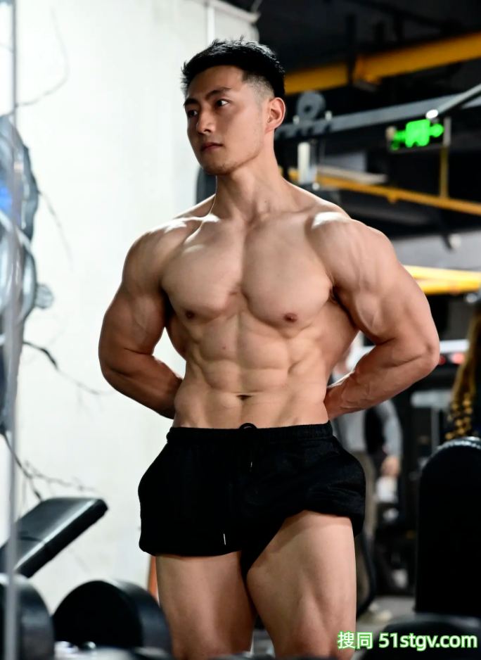 29岁成都健身教练，狂暴肩公狗腰，这筋肉钢炮绝了，想跟他练 - 51虹马