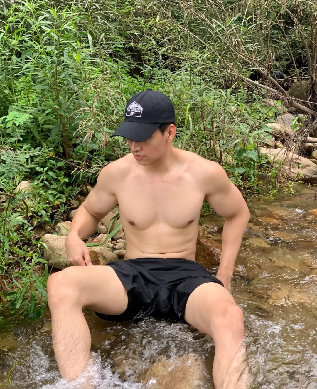 爬山累着的运动男直接下水洗澡！-51虹马